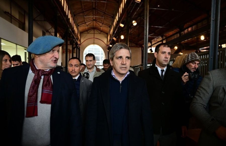 PASEO. El ministro de Finanzas Luis Caputo aprovechó para dar un breve paseo por la Exposición de Palermo.