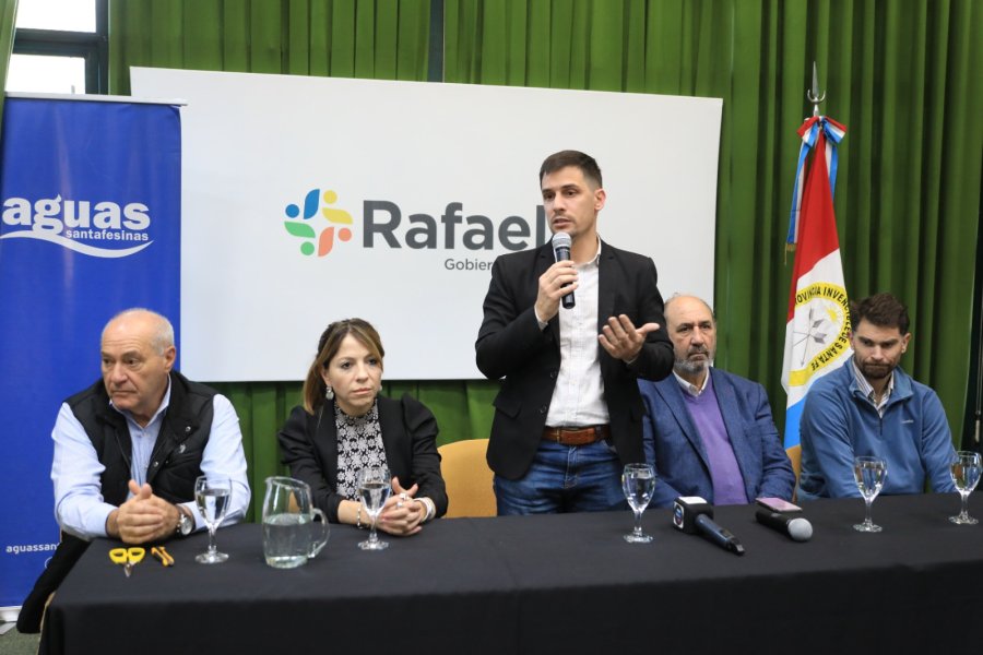 Anah&iacute; Rodr&iacute;guez y Leonardo Viotti presidieron la apertura de sobres de la licitaci&oacute;n para mejorar el pavimento de las calles de barrio Brigadier L&oacute;pez.