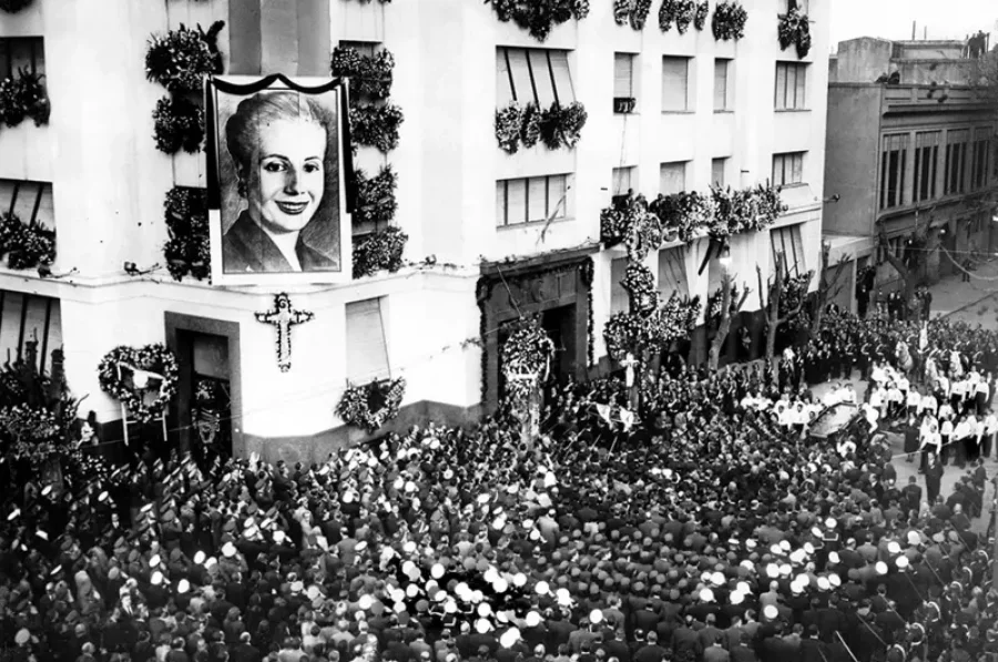 1952. El momento en el que el f&eacute;retro de Eva Per&oacute;n arrib&oacute; al edificio de la CGT, en Buenos Aires.