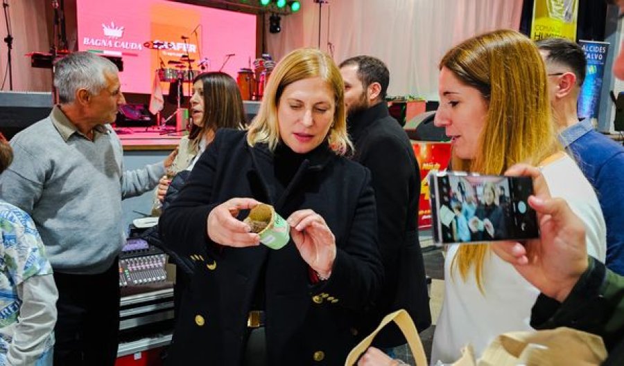 La vicegobernadora Gisela Scaglia, recibiendo su presente.