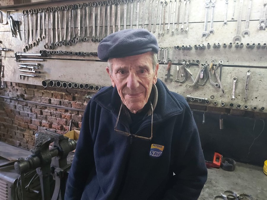 REN&Eacute; GAGLIESI. En su hist&oacute;rico taller de Bv. Santa Fe.