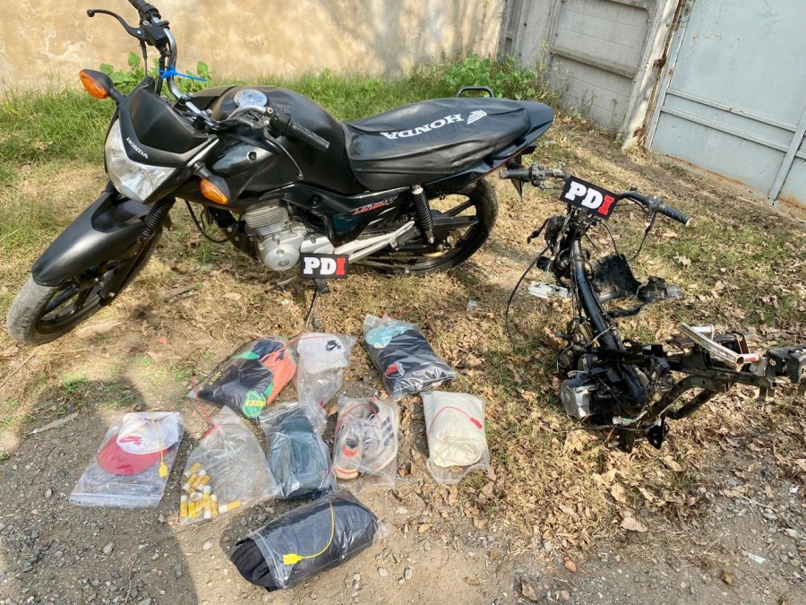 INCAUTADO. A los jóvenes les secuestraron una motocicleta, cartuchos y prenda de vestir.