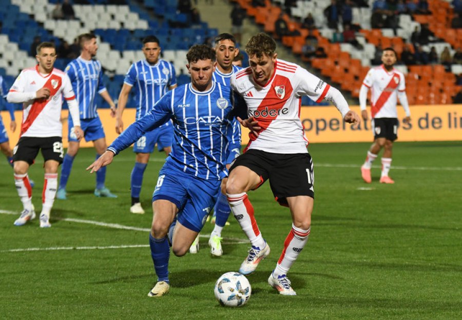 COMPLICACION./ Facundo Colidio durante el encuentro en Mendoza.