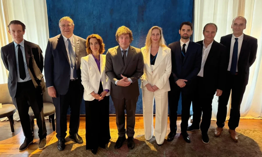 Milei se reuni&oacute; con empresarios y cumple agenda en Paris.