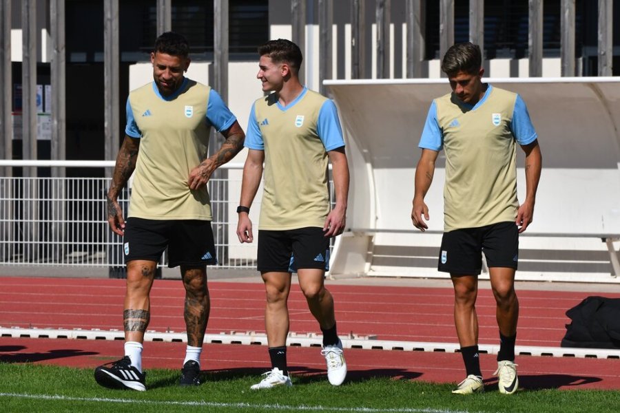 Los "veteranos" Otamendi y Julián junto a Simeone, quien marcó en el debut y podría ser titular.