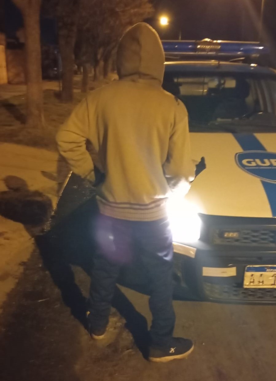 El joven fue hallado cortando cables en las alturas de un galpón en construcción.