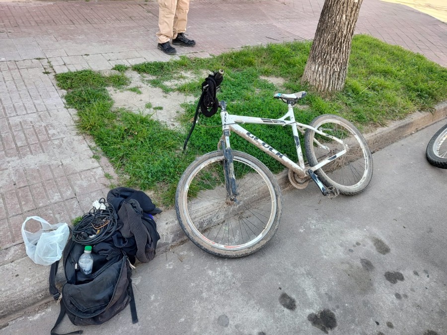 se secuestró la bicicleta marca Gluck de color blanca en averiguación de su procedencia