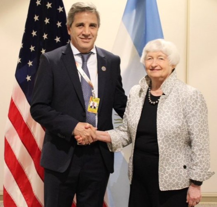 El ministro Caputo estrecha la mano de Janet Yellen.