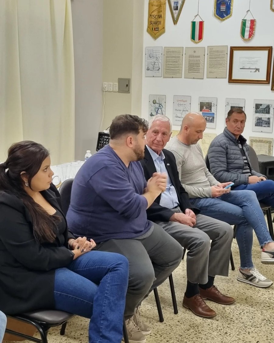 Gast&oacute;n Noyjovich dialoga con Hugo Boscarol.