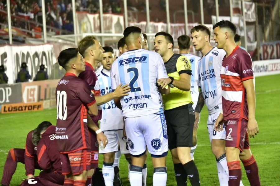 FRICCIONADO./ El partido motivó varias tarjetas del árbitro.