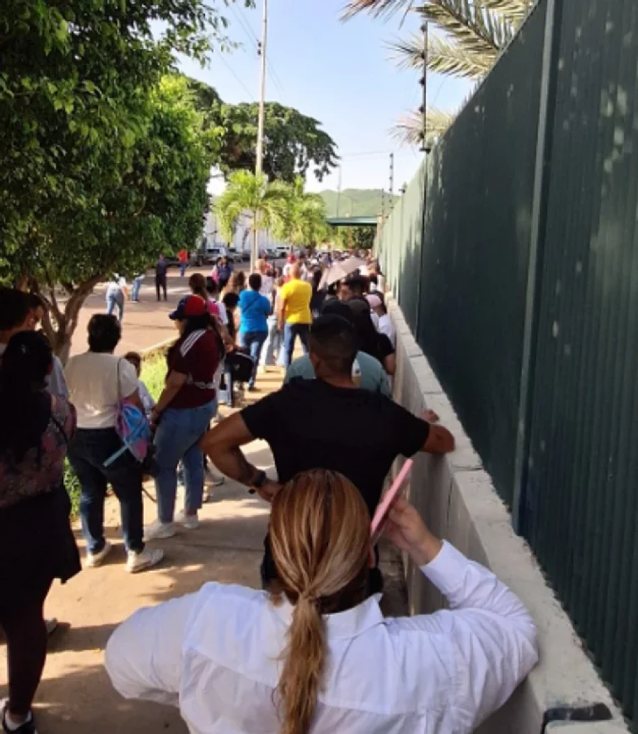 Los venezolanos acudieron temprano a los centros de votación, en las elecciones que definen el futuro de Maduro.