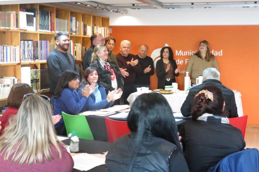 Autoridades y asistentes en un momento de la clausura.