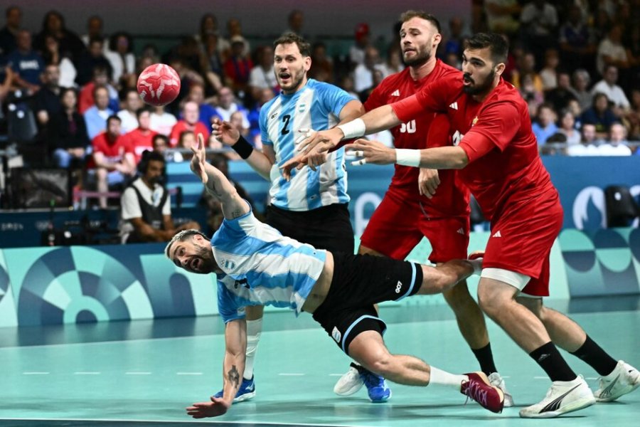 Fede Pizarro supera la defensa de Hungría cuando todavía había ilusión.