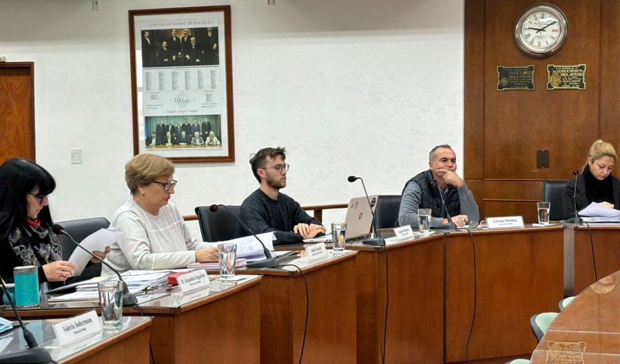 Los concejales oficialistas Alejandra Sagardoy, Mabel Fossatti, Augusto Rolando, Ceferino Mondino y Carla Boidi.