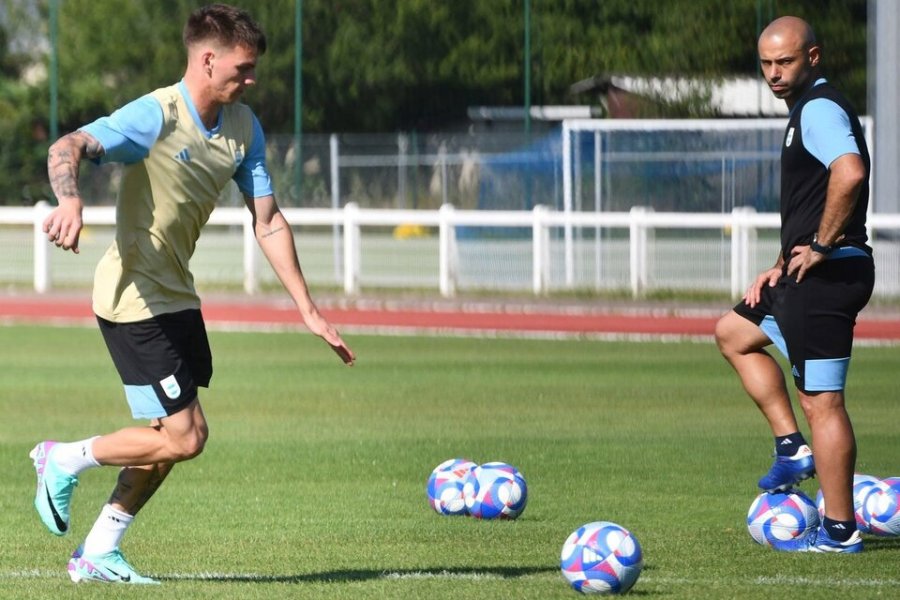 Zenón patea, mientras Mascherano observa el entrenamiento.