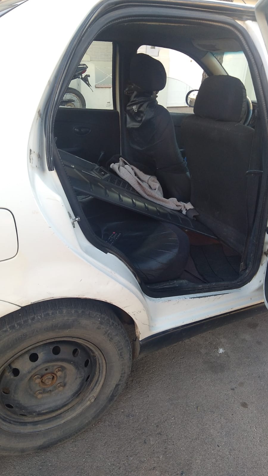 El malviviente huía con el televisor robado en un remís.