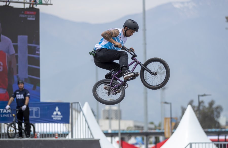 José “Maligno” Torres en la clasificación del pack masculino en ciclismo BMX freestyle.
