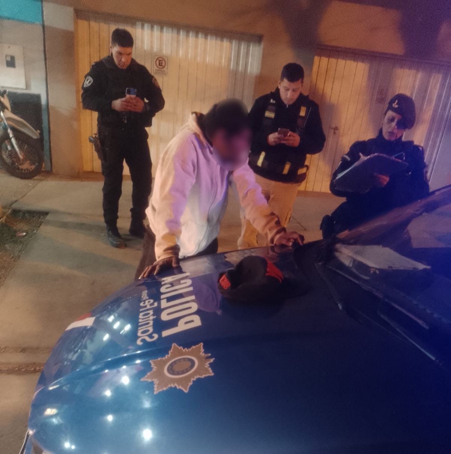 El individuo se trasladaba en actitud sospechosa.