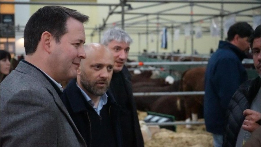 El secretario de Agricultura y Ganader&iacute;a, Ignacio M&aacute;ntaras, junto al ministro de Desarrollo Productivo, Gustavo Puccini, durante su visita a la Rural en Buenos Aires.