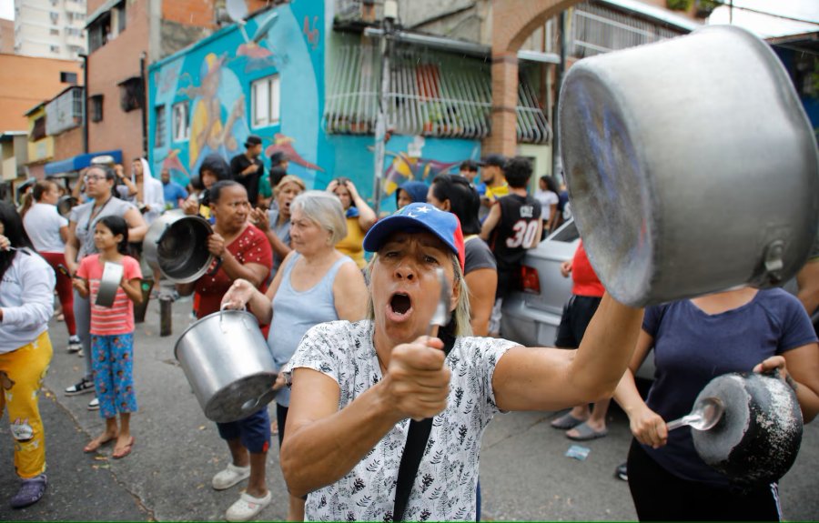 La protesta fue bajando desde los balcones hasta las calles y lleg&oacute; a casi todos los rincones de Caracas.
