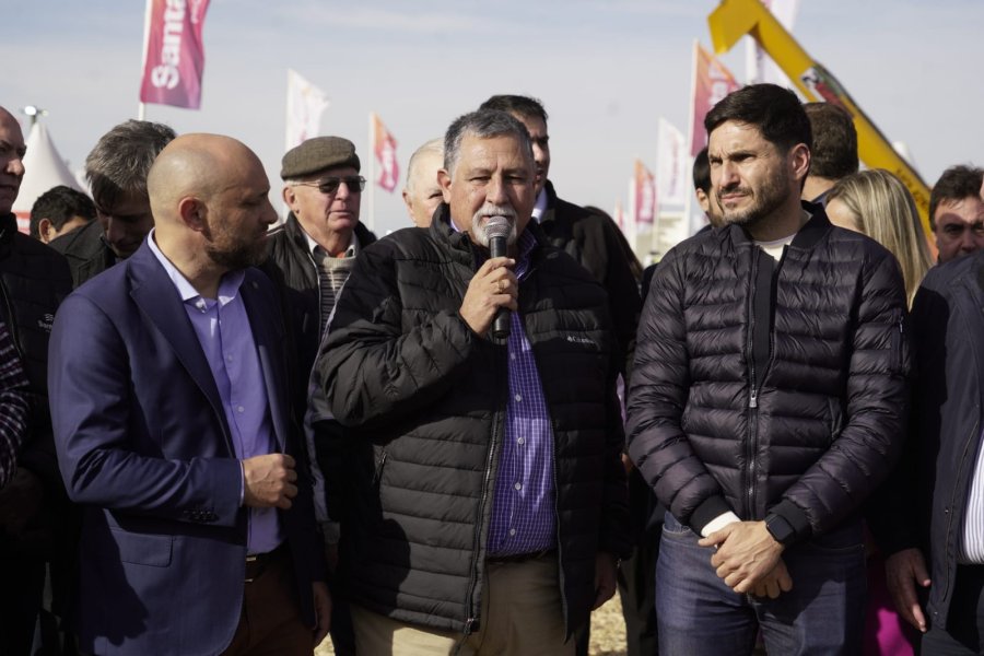 El ministro de Desarrollo Productivo de la Provincia, Gustavo Puccini, el gerente General de Banco Santa Fe, Luis N&uacute;&ntilde;ez y el gobernador, Maximiliano Pullaro, en Agroactiva.