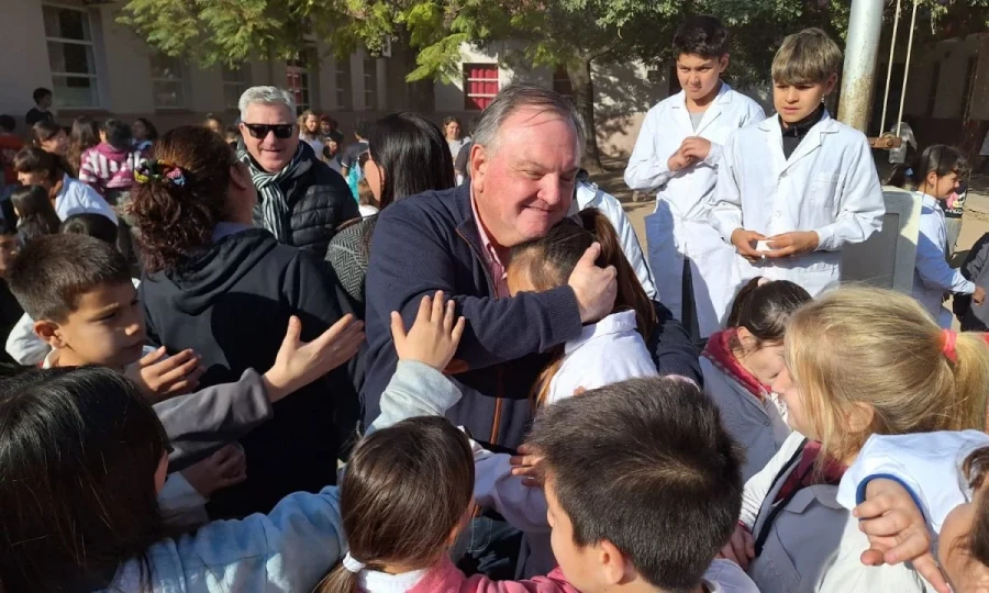En Suardi el Senador recibe el afecto de un ni&ntilde;o.