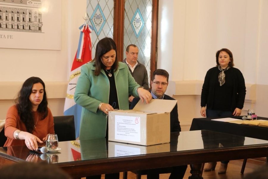 LICITACION. El acto que se realizó en el Salón Blanco de Casa de Gobierno, en la ciudad de Santa Fe.