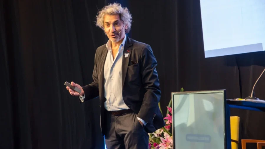 El Dr. Diego Bernardini deja claro que la vejez no significa enfermedad.