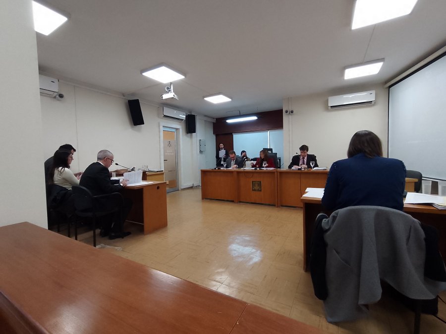 En la sala estaban presentes las partes, pero faltaba el acusado. Por eso el debate oral no comenzó.