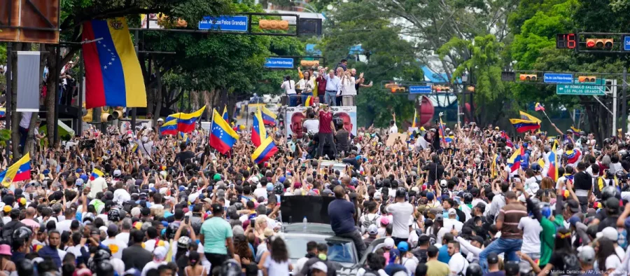 Mar&iacute;a Corina Machado y Edmundo Gonz&aacute;lez Urrutia encabezaron una masiva marcha en Caracas.