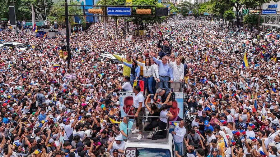 María Corina Machado y Edmundo González entre una multitud de manifestantes, este martes en Caracas.