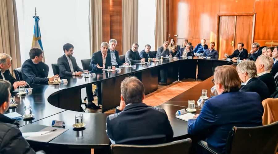 Caputo junto a representantes de sociedades de bolsa.