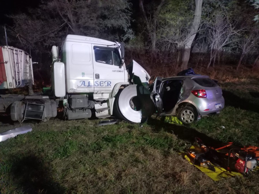 El choque fue frontal entre un camión Mercedes Benz cargado con rollos de acero y un automóvil Sandero ocupado por una familia.