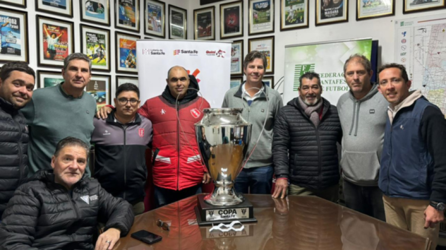 DECIDIO EL BOLILLERO./ Dirigentes y organizadores durante el sorteo.