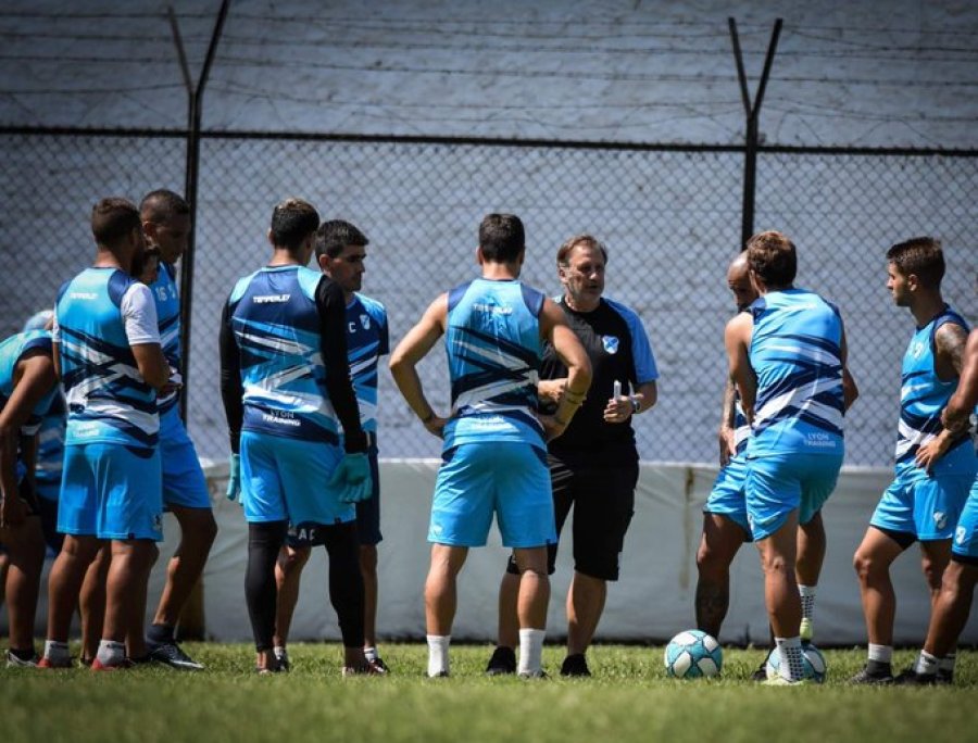 DOBLE COMPETENCIA./ El equipo de Walter Perazzo enfrenta a un rival de la misma categoría.