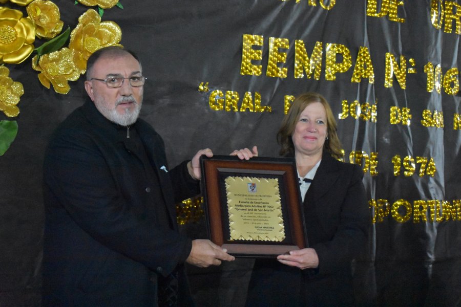 El Intendente entregó una plaqueta a la Directora del establecimiento.