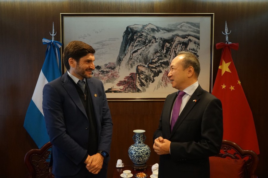 Pullaro junto a Wang Wei.