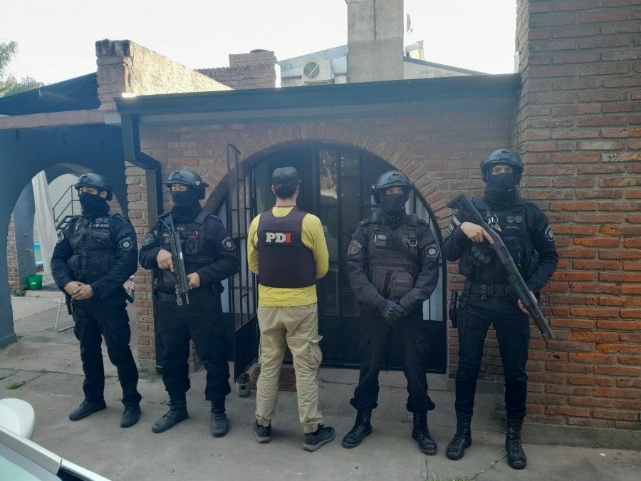 En un allanamiento detuvieron a AAB de 44 años, y secuestraron dinero en efectivo y otros elementos de interés.