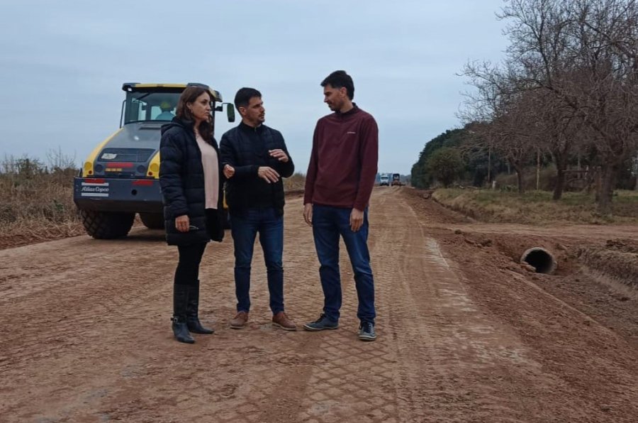 Imoberdorf, Viotti y Asensio en un tramo del camino rural que sigue a la prolongaci&oacute;n de bulevar Lehmann.