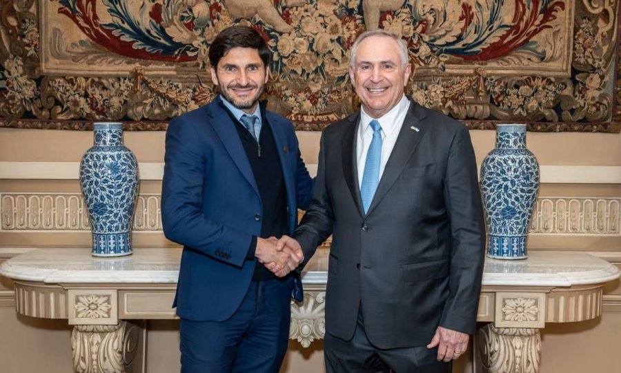 El gobernador Pullaro junto al embajador de Estados Unidos en Argentina, Marc Stanley.