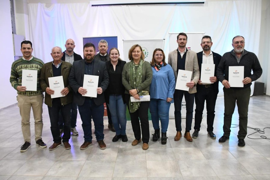 CONVENIO. Autoridades municipales y provinciales tras la firma del acuerdo en beneficio de los jubilados.