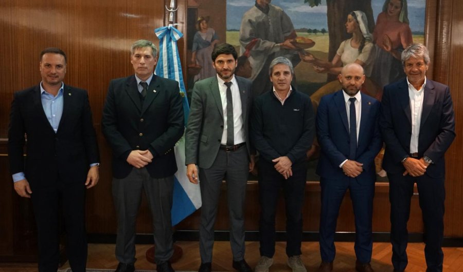 CON CAPUTO. El gobernador Pullaro junto a sus ministros con el titular de la cartera de Economía, Luis Caputo.