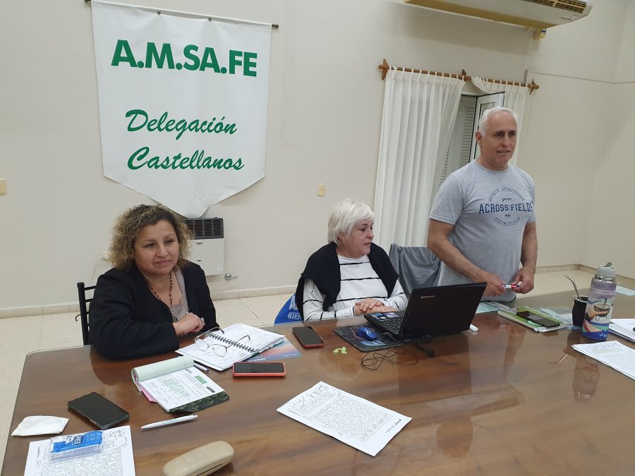 VOTACION. Los docentes del departamento Castellanos realizaron anoche la Asamblea y todo conduce al rechazo de la propuesta salarial y al paro de actividades.