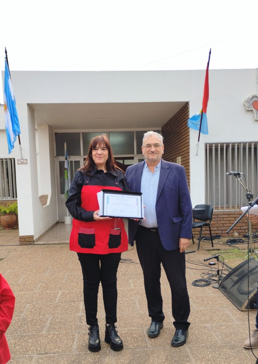 Declaratoria de Inter&eacute;s, Paula Sigulin y Alcides Calvo durante el acto.