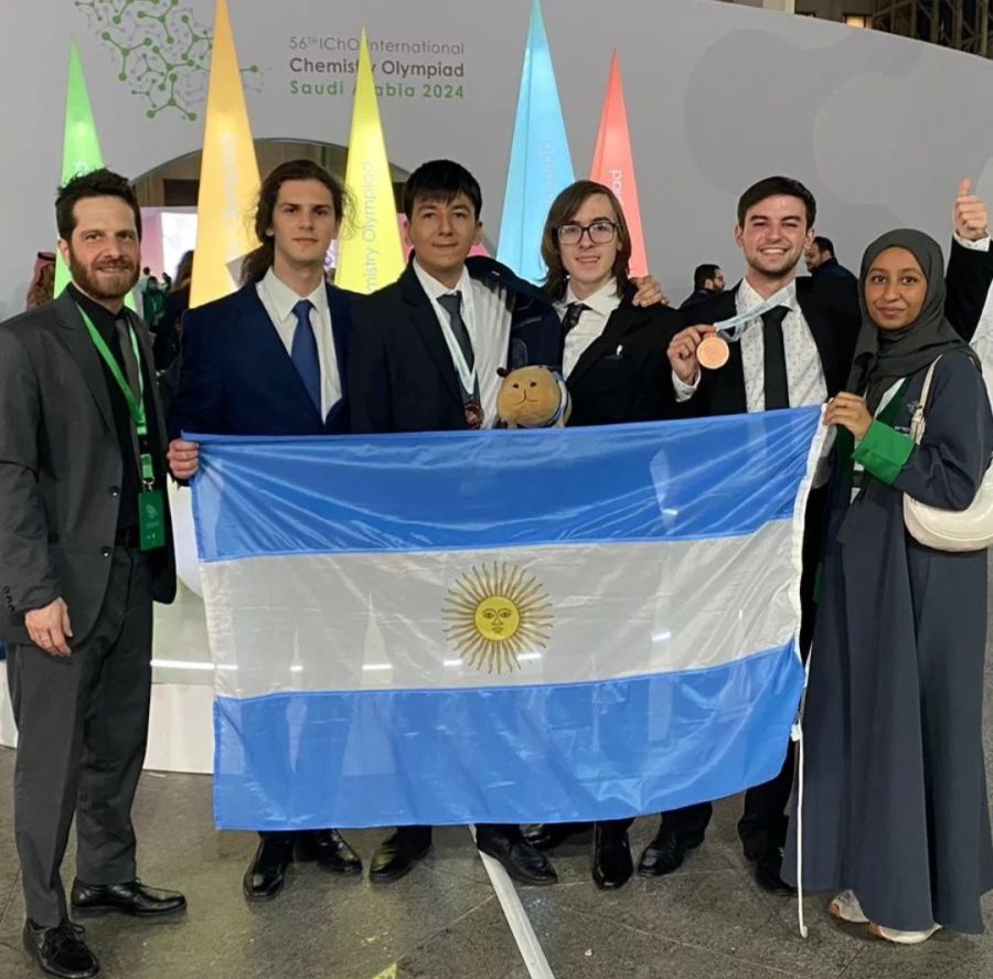 Los integrantes del equipo argentino exhiben nuestra Bandera.