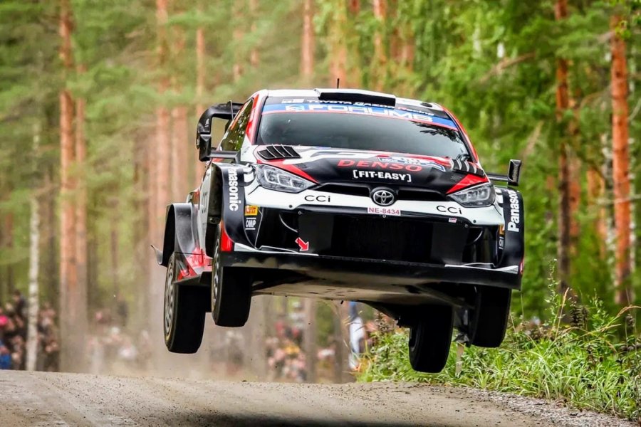 Kalle Rovanperä, con el Toyota Yaris, encabeza la general en el Rally de Finlandia.
