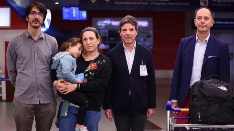 "Hab&iacute;a que abandonar la residencia y la embajada en 72 horas"; detallaron.