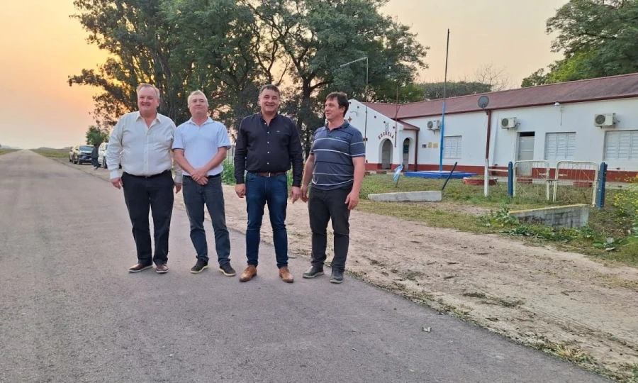 Los legisladores y funcionarios en su recorrida.