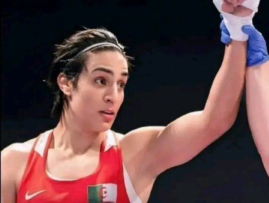 La boxeadora argelina Imane Khelif (derecha) junto a la italiana Angela Carini tras su pelea en al categoría de 66kg en los Juegos de París, el 1 de agosto de 2024, en París, Francia.