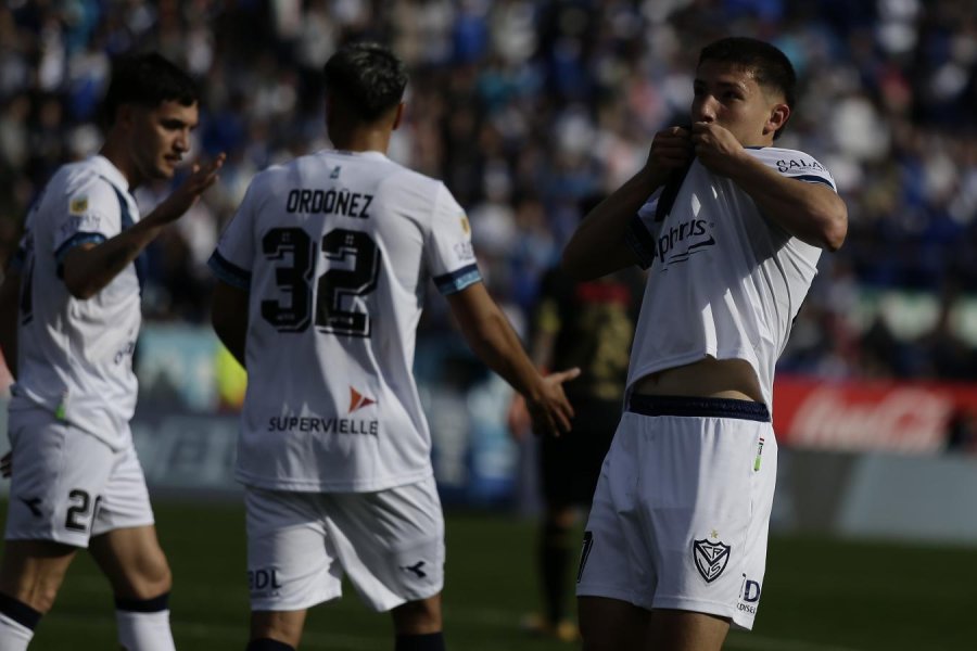 VÉLEZ DERROTÓ AL HALCÓN Y QUEDÓ A UNO DE LA CIMA